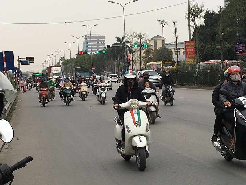 バイク運転者も大半がマスクを着用の画像