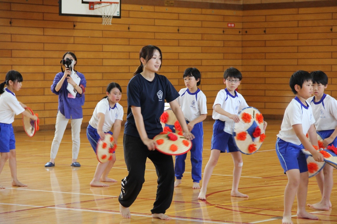 児童に踊りを教える石川舞桜さんの画像
