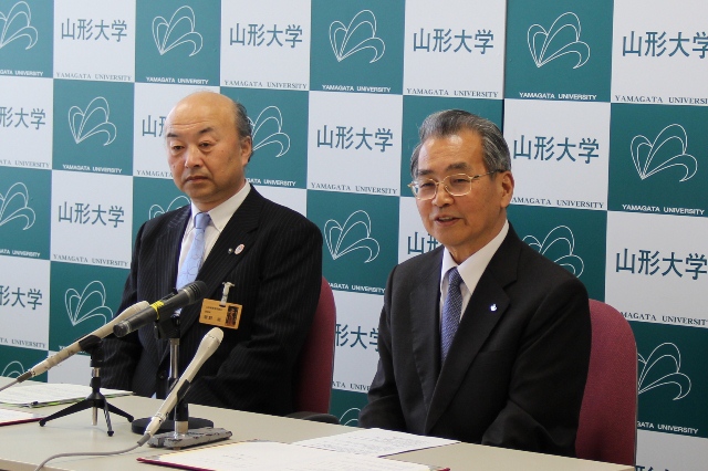 協定締結についてコメントする学長（右）と山形県教育委員会 菅野 滋教育長(左）の画像
