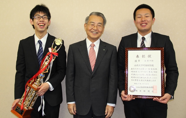 「来年はぜひ金賞を」と小山学長（中）の画像