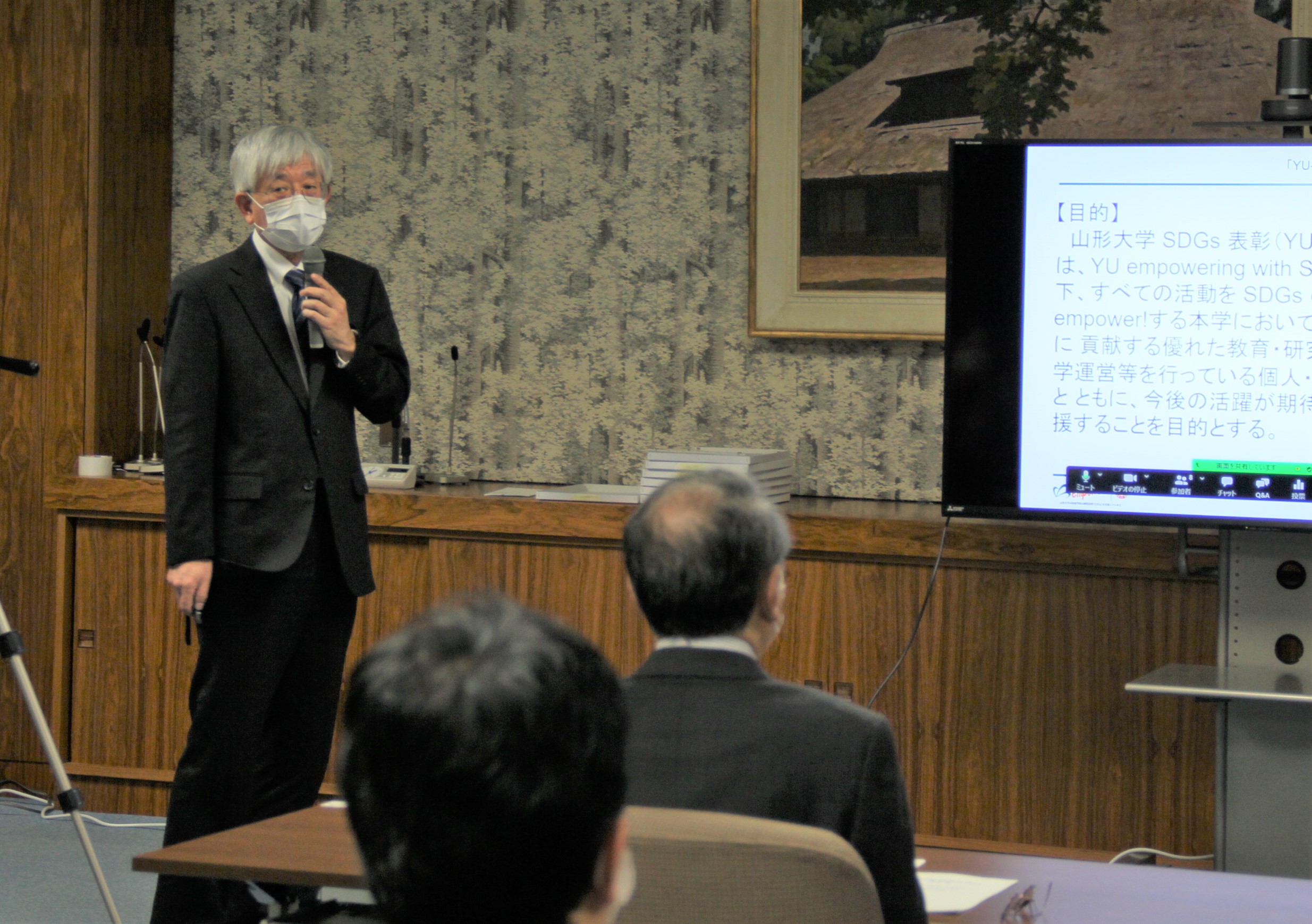 表彰内容について説明する林田副学長の画像