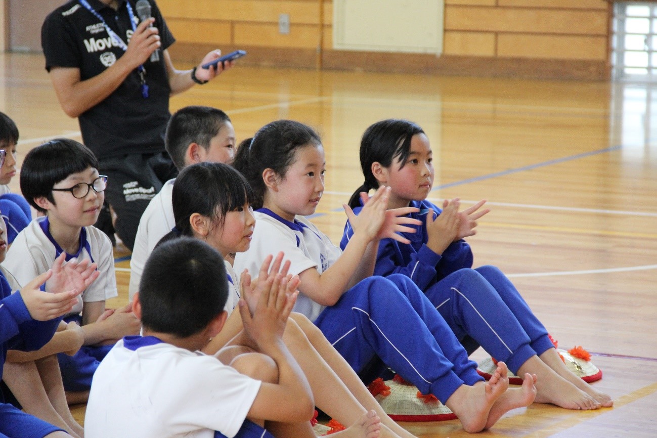 四面楚歌の踊りを見る児童の画像