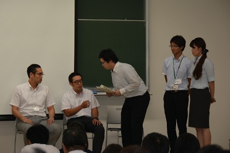 大塚副所長（左）と小田隆治教授（右・山形大学教育開発連携支援センター）の画像