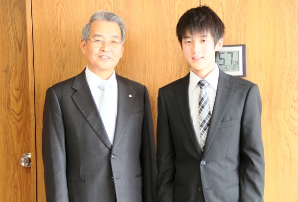 「おめでとう！よく来てくれましたね」と小山学長の画像