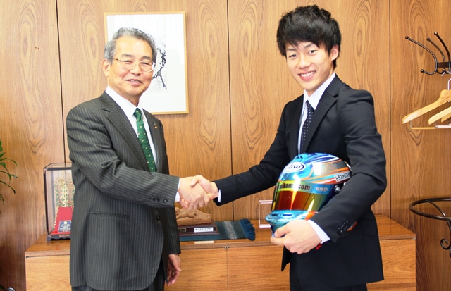 最後に小山学長と握手する大滝さんの画像