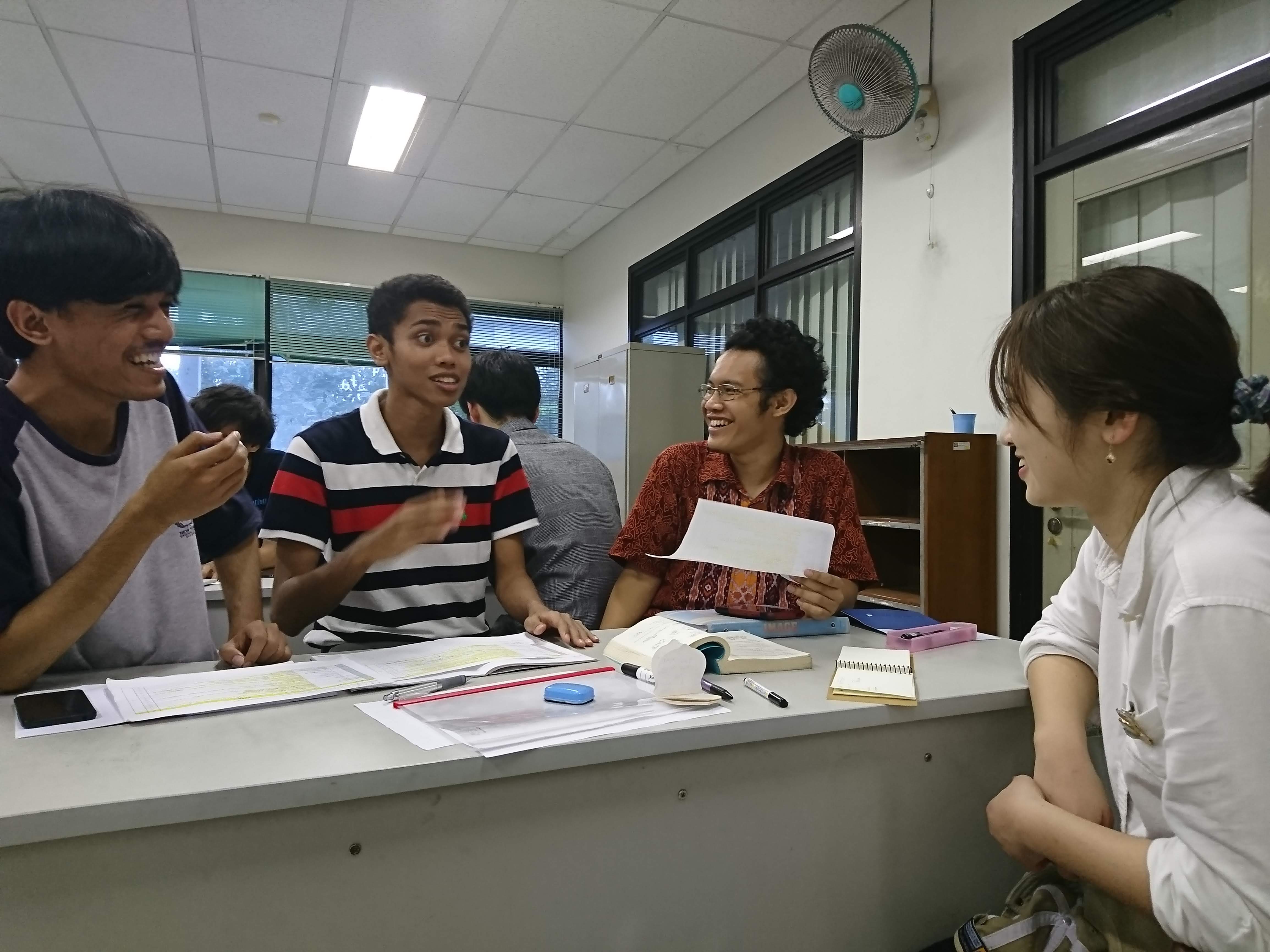 授業風景。右手前の後輩はUGMでのチューターが2度目で、前回知り合った学生との再会を喜んでいた。日本語で簡単なインドネシア語表現を教わり、互いの国の言語を理解しようと「交流」する場面もあった。の画像