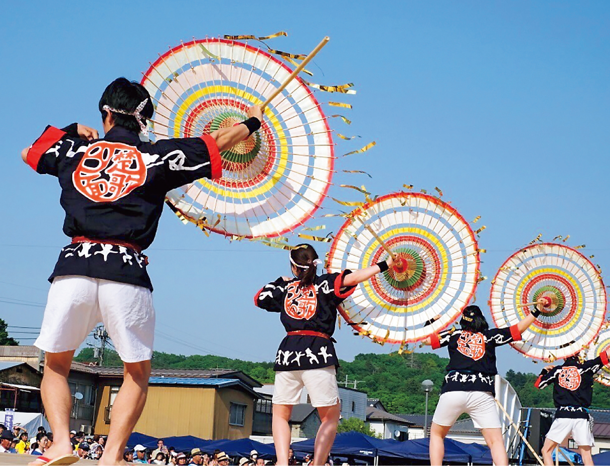 花笠踊りを披露する様子