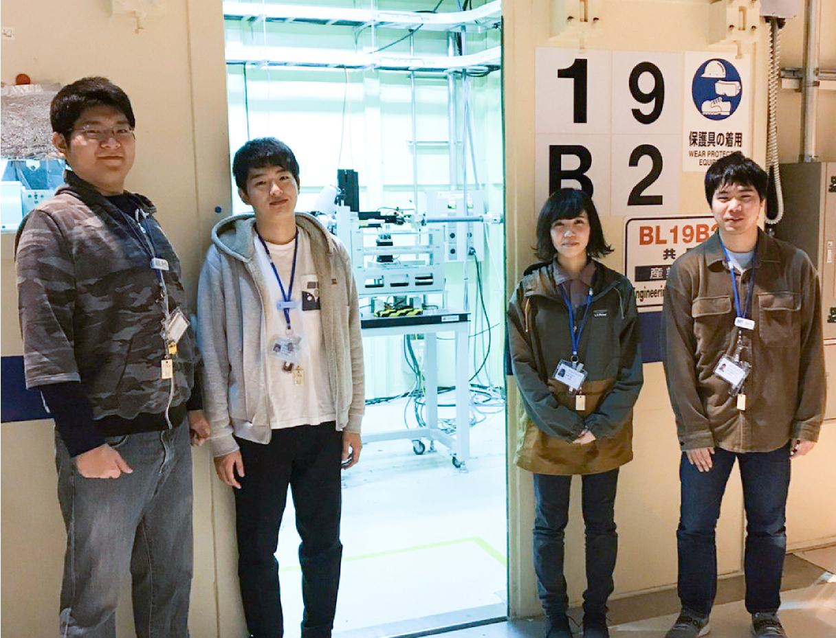 SPring-8にて松葉研究室のメンバーとの写真
