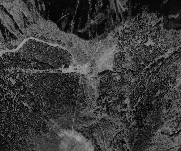 図８　空中写真　1998/10/27　国土地理院TO983X-C10-19拡大　無線通信施設が撤去され更地になっているの画像