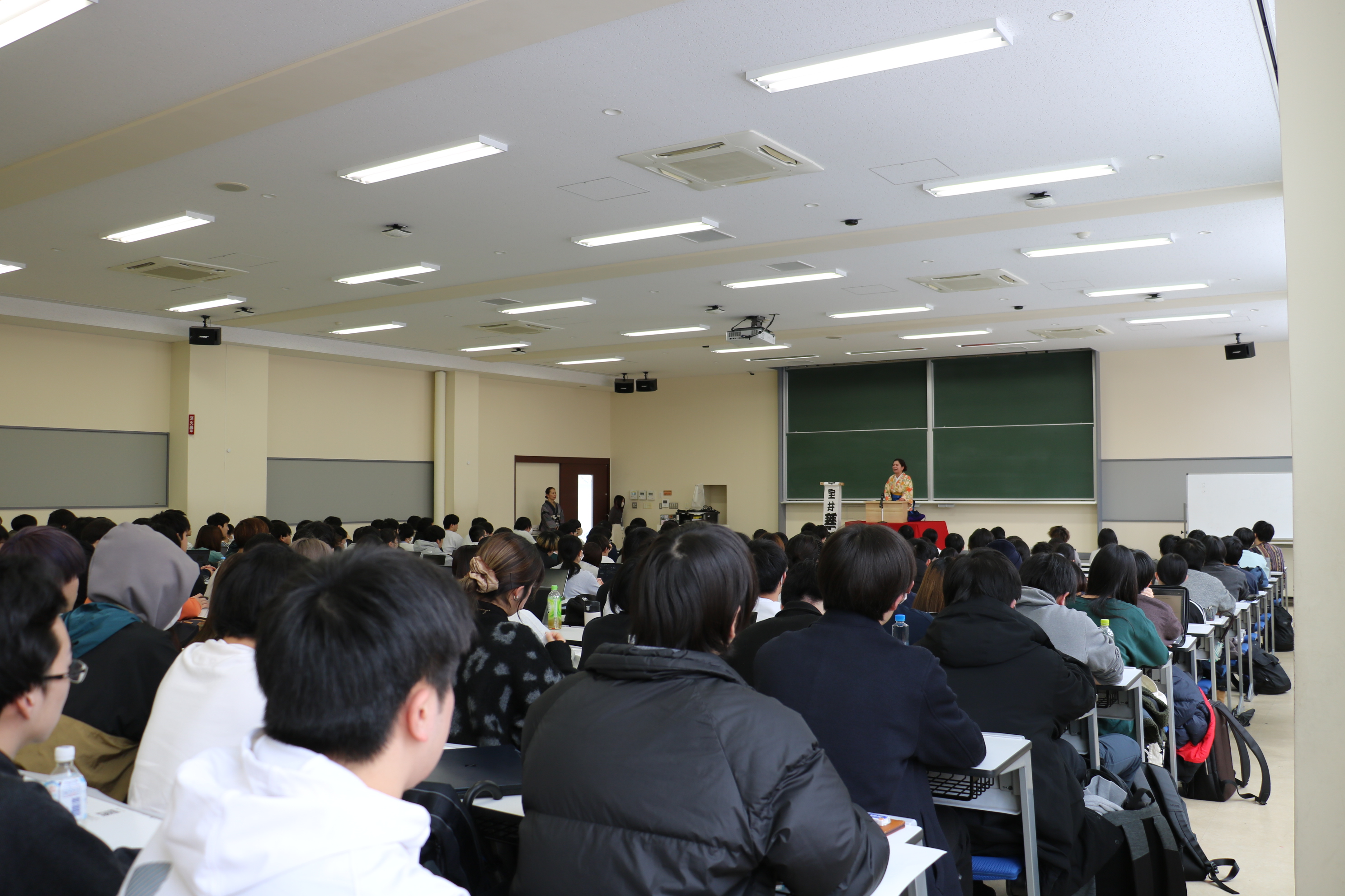 受講する学生の様子の画像