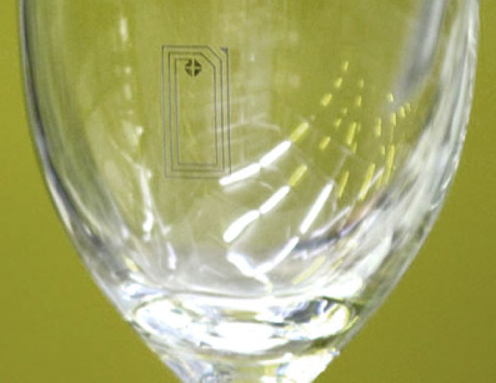 グラスの側面に形成された電子回路の画像