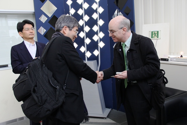 大場副学長（左）と握手を交わすランダース氏の画像