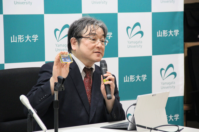超薄型触覚ディスプレイ素子の開発について話す峯田教授の画像