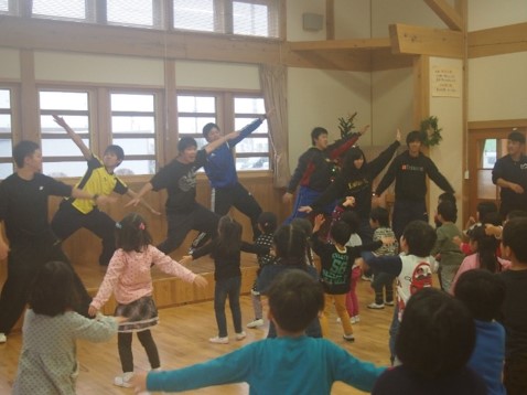 写真1.本学学生によるリズムダンス運動遊びの指導の画像