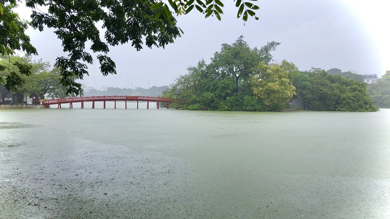 ハノイセンターにあるホアンキエム湖の画像