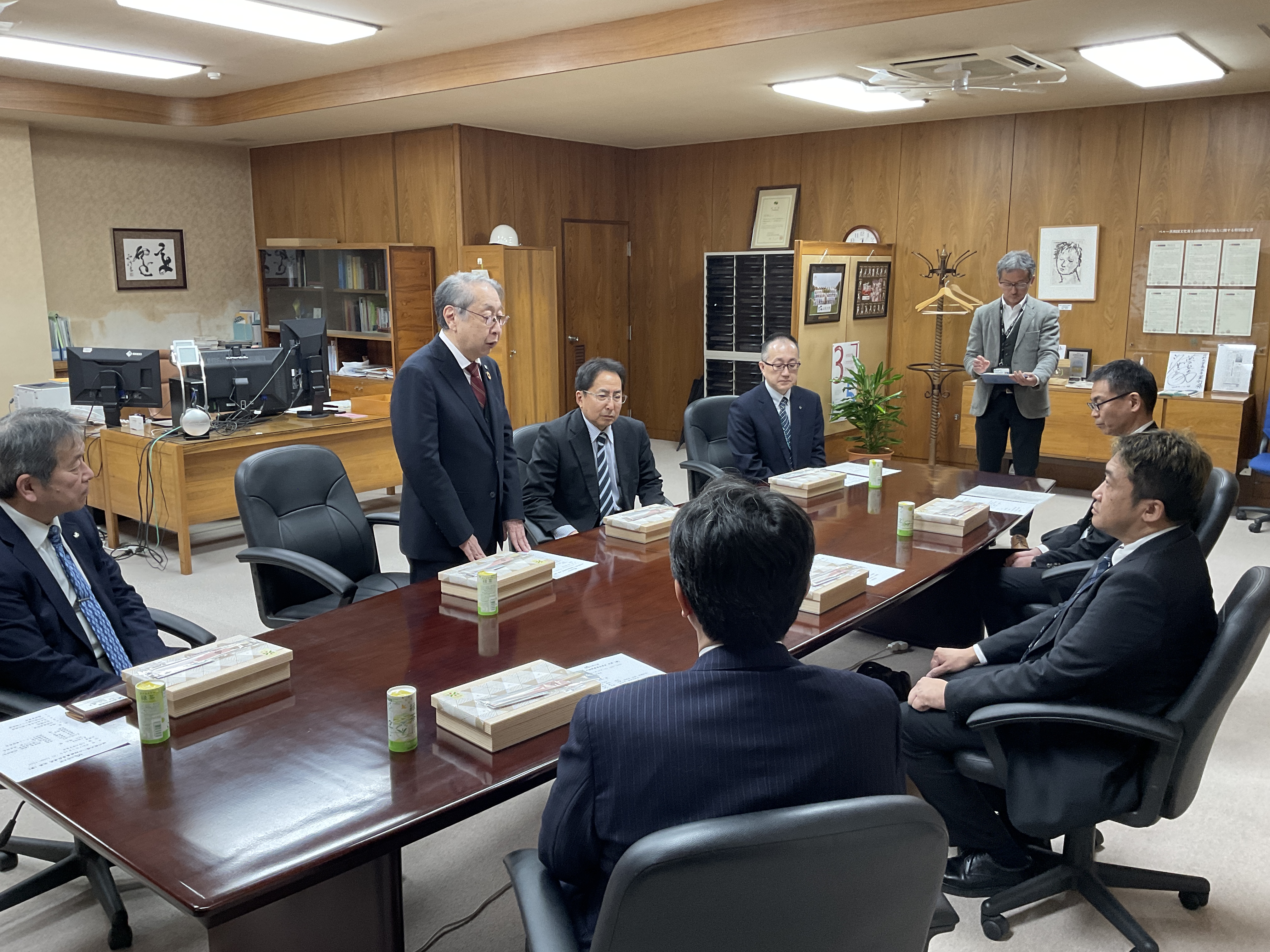 お祝いの言葉を述べる玉手学長の画像