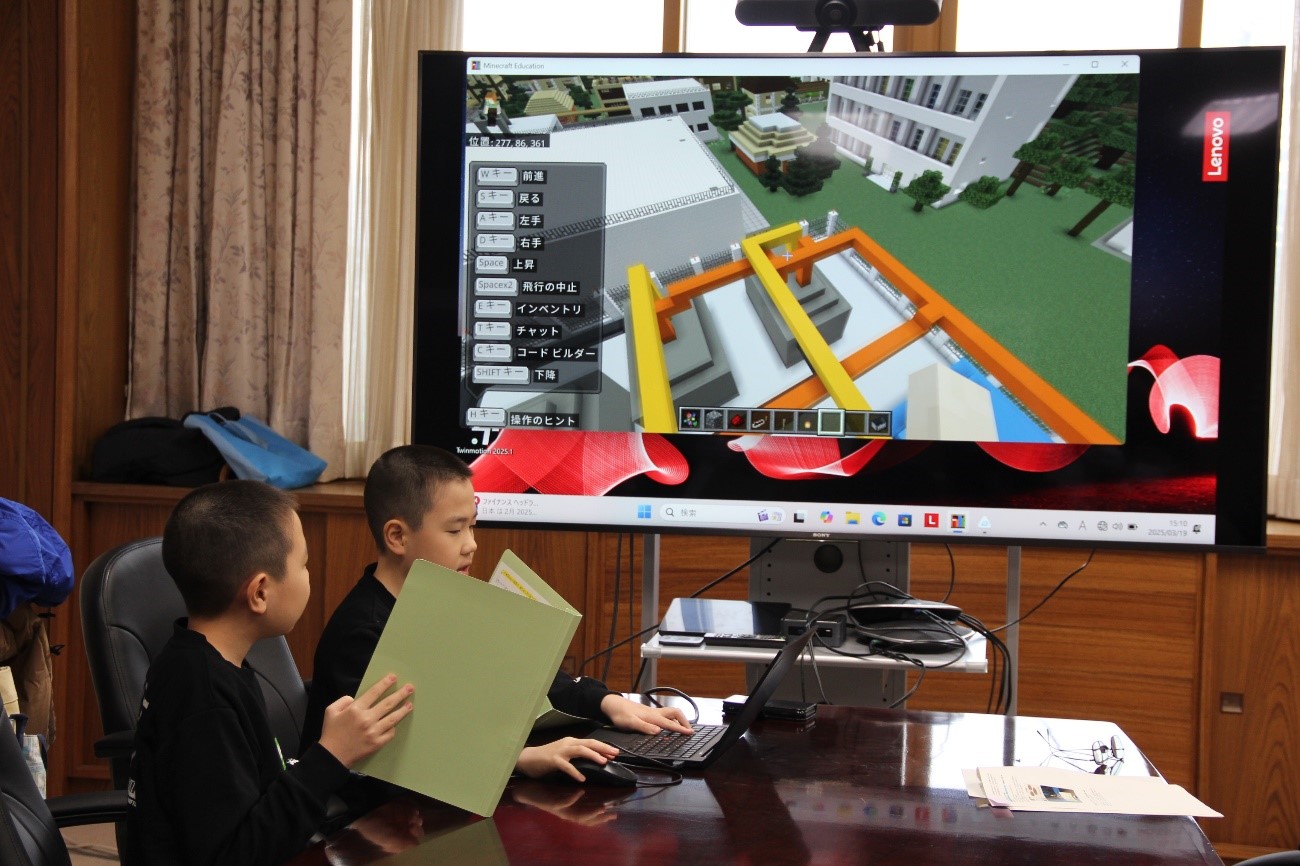 作成したMinecraftについて説明する井田吉信さんと井田吉春さんの画像