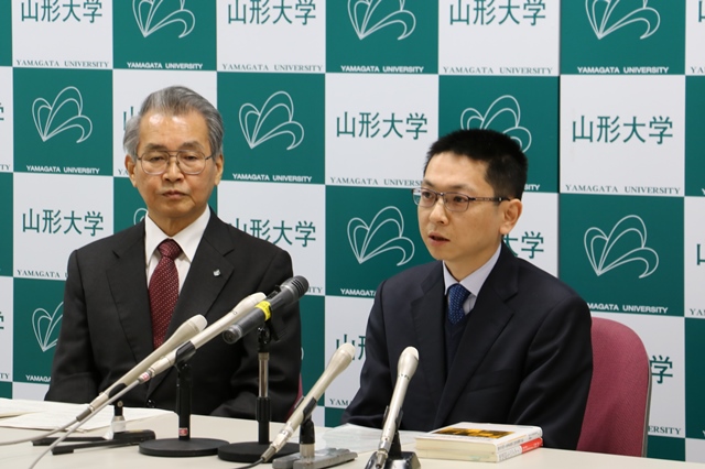 山本匡毅准教授(右:人文学部担当)による研究紹介の画像