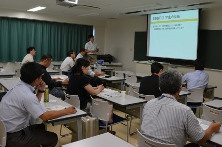 優勝トロフィーと賞状を披露する清水さんの画像