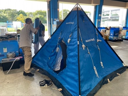 9月13日〜16日地質隊物資梱包作業（極地研）にて、沿岸で使用するテントの設営・確認の様子の画像