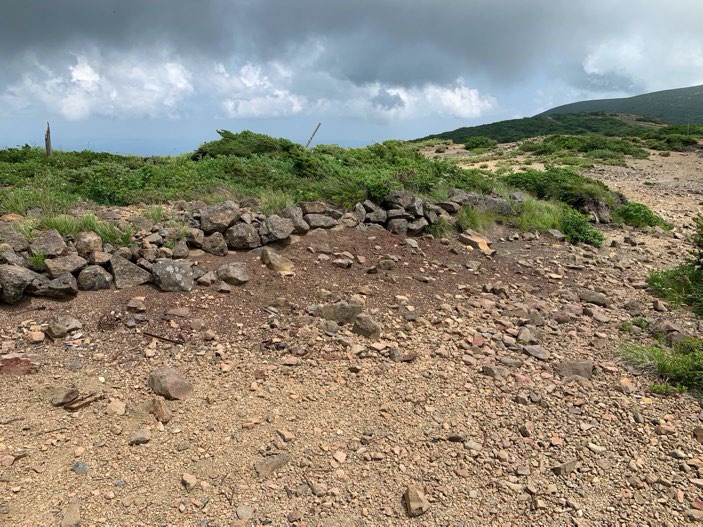 図１５　石積みの周囲に長釘・鎹が散乱しているの画像