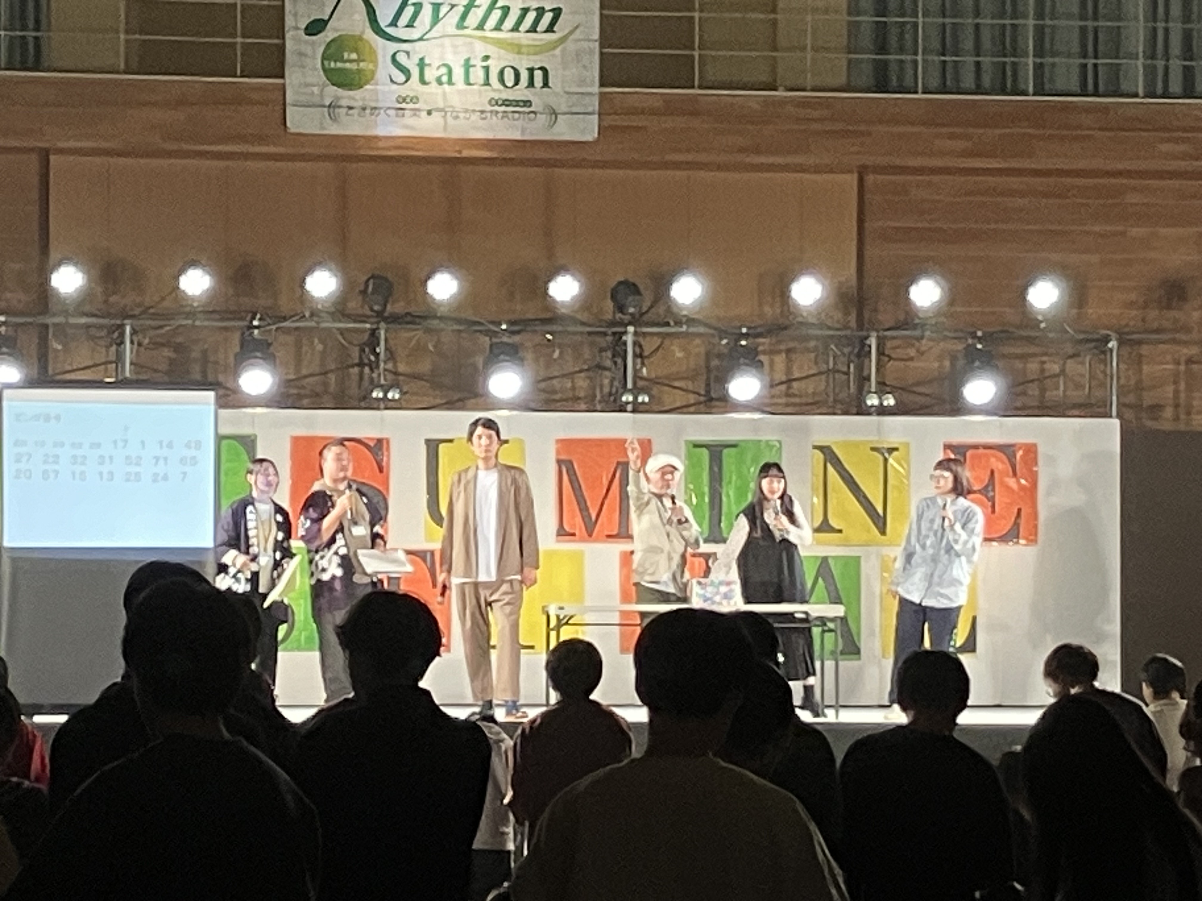 ビンゴ大会は大いに盛り上がりました。
（左から実行委員のお二人、ソラシドのお二人、スパイクのお二人）の画像