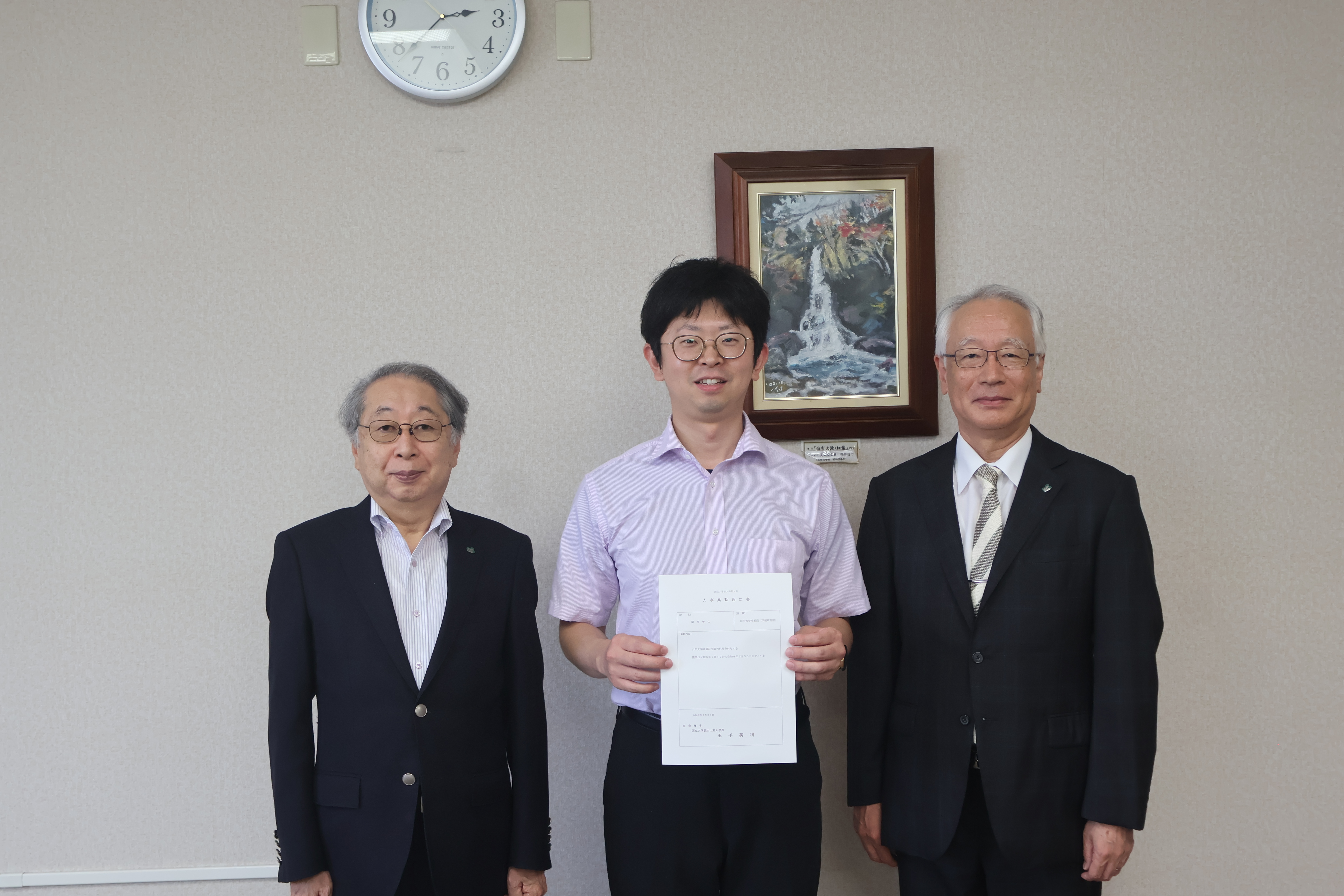 左から玉手学長、関根准教授、飯塚研究担当理事の画像