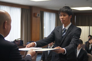 安田副学長から表彰状の授与の画像
