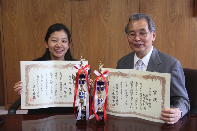 シングルス優勝、ダブルス準優勝の賞状・トロフィーを持って記念撮影の画像