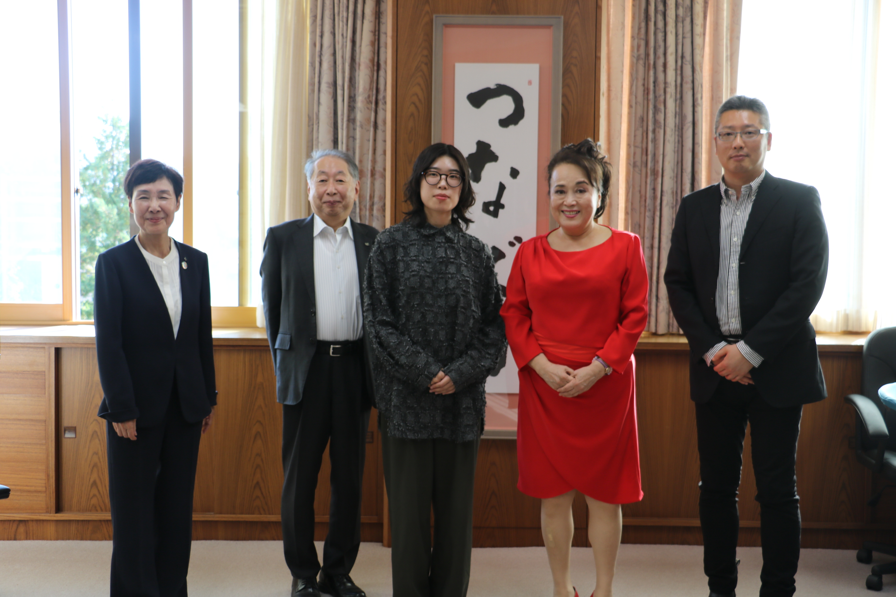 （写真左から）伊藤眞知子理事・副学長（学生支援担当）、玉手英利学長、漆原野乃さん（本学社会文化創造研究科１年）、渡辺えりさん、摂津隆信准教授の画像