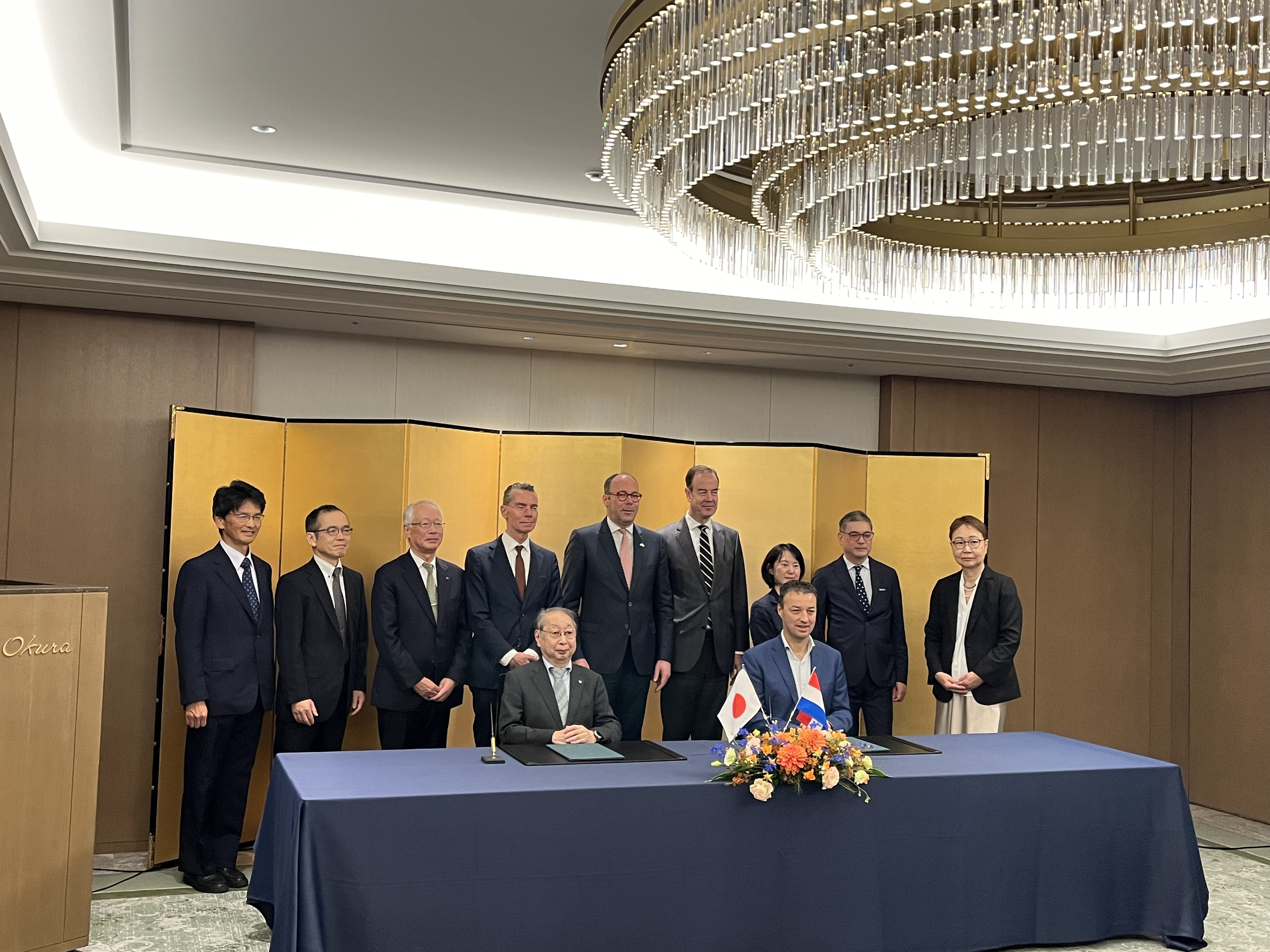 前列左から
山形大学　玉手英利　学長
ＴＮＯホルストセンター　Ton van Mol　研究所長

後列左から
山形大学　高橋辰宏　オープンイノベーション推進本部　副本部長
山形大学　時任静士　特任教授
山形大学　飯塚博　理事・副学長　オープンイノベーション推進本部　本部長
オランダ王国大使館　 Eric van Kooij　イノベーション・科学技術部　参事官 
北ブラバント州　Martijn van Gruijthuijsen　副知事
駐日オランダ王国大使館　Gilles Beschoor Plug　大使
経済産業省　天野富士子　経済産業政策局　投資交流企画官
日本貿易振興機構（ジェトロ）　仲條一哉　理事
ＴＮＯハイテク・インダストリー事業部　稲子みどり　国内マネジャーの画像