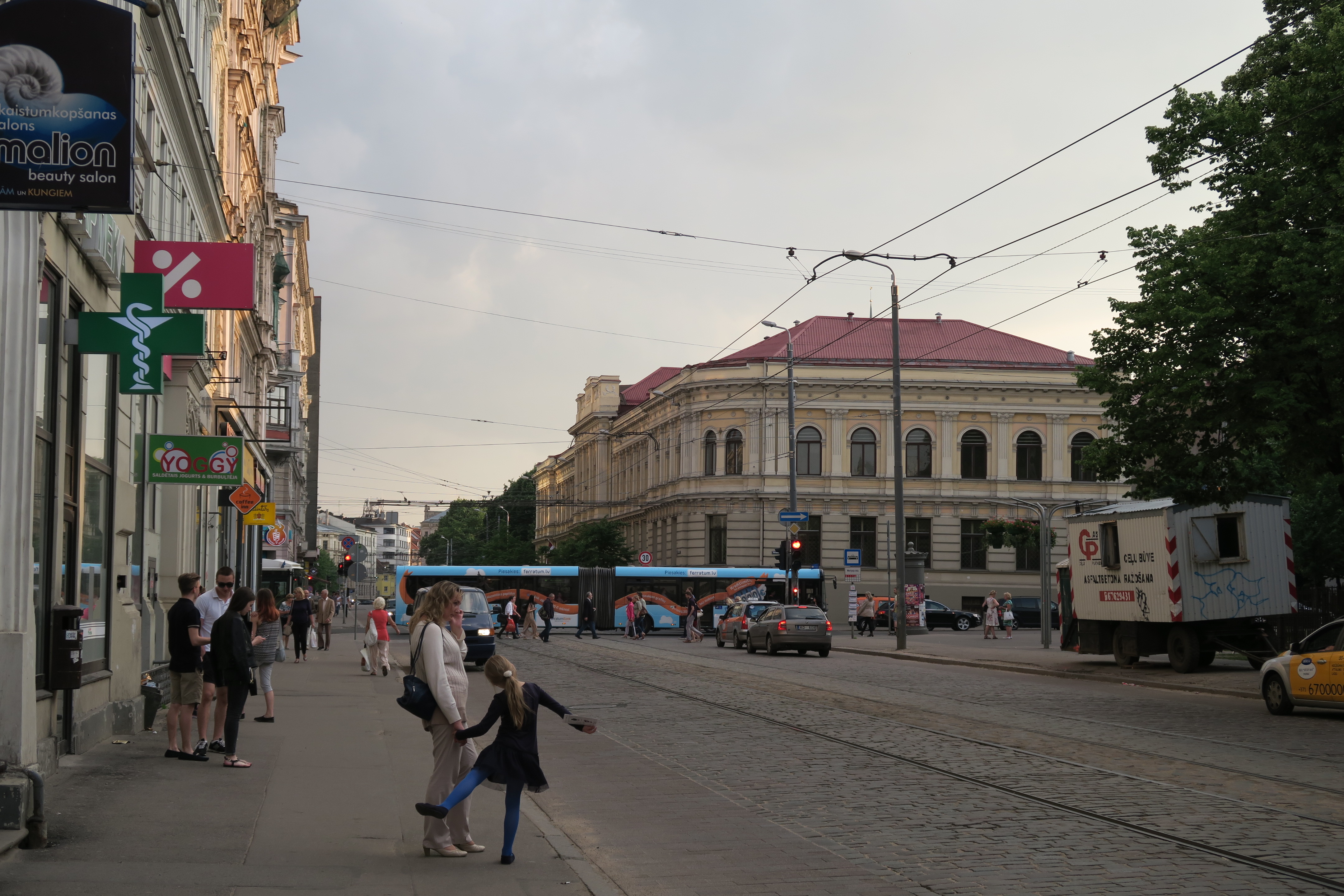 午後９時頃の市内
（右：国立音楽アカデミー　左奥：ラトビア大学経済学部）の画像