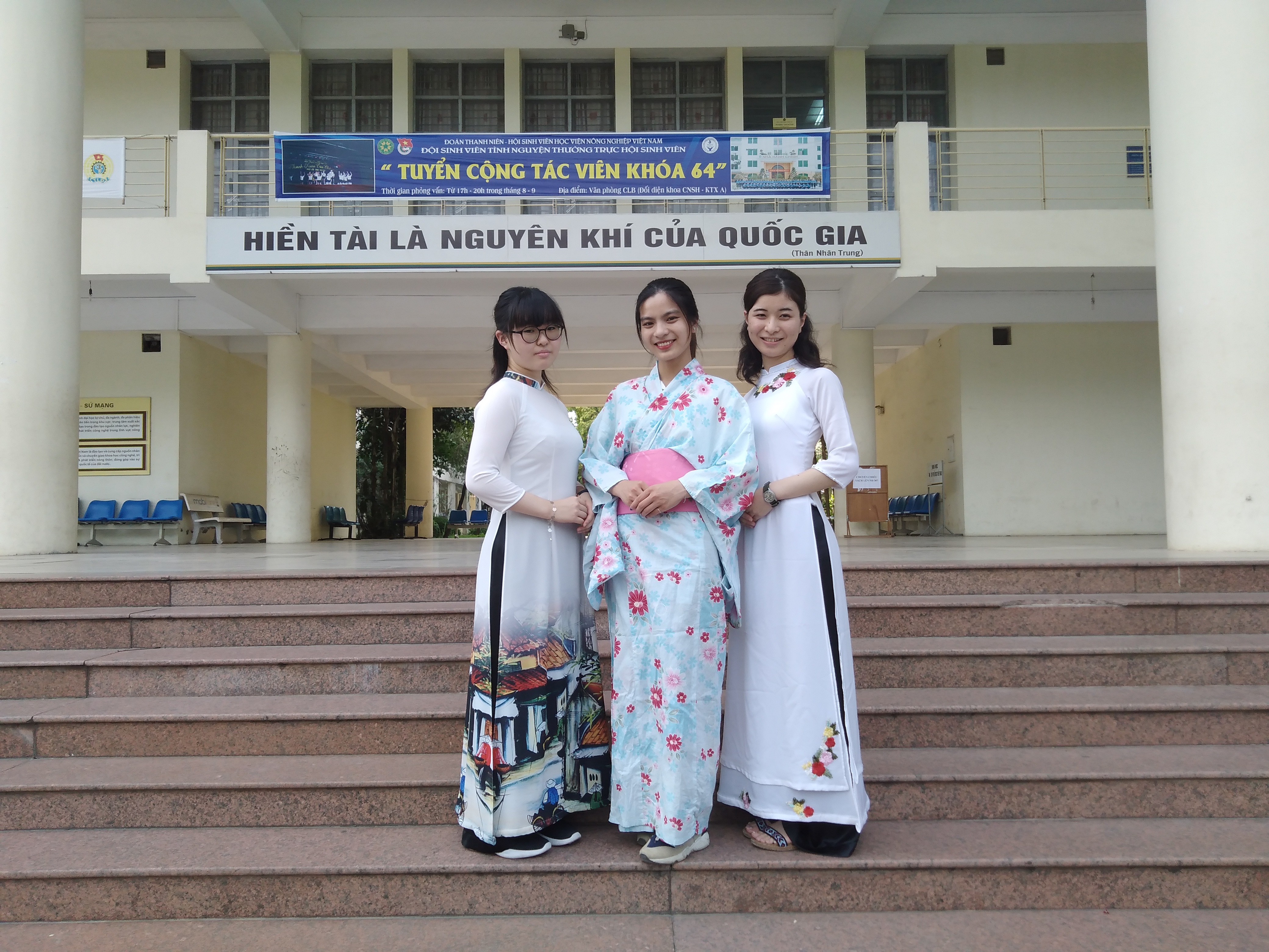 浴衣を着たベトナムの学生とアオザイを着た山大生の画像