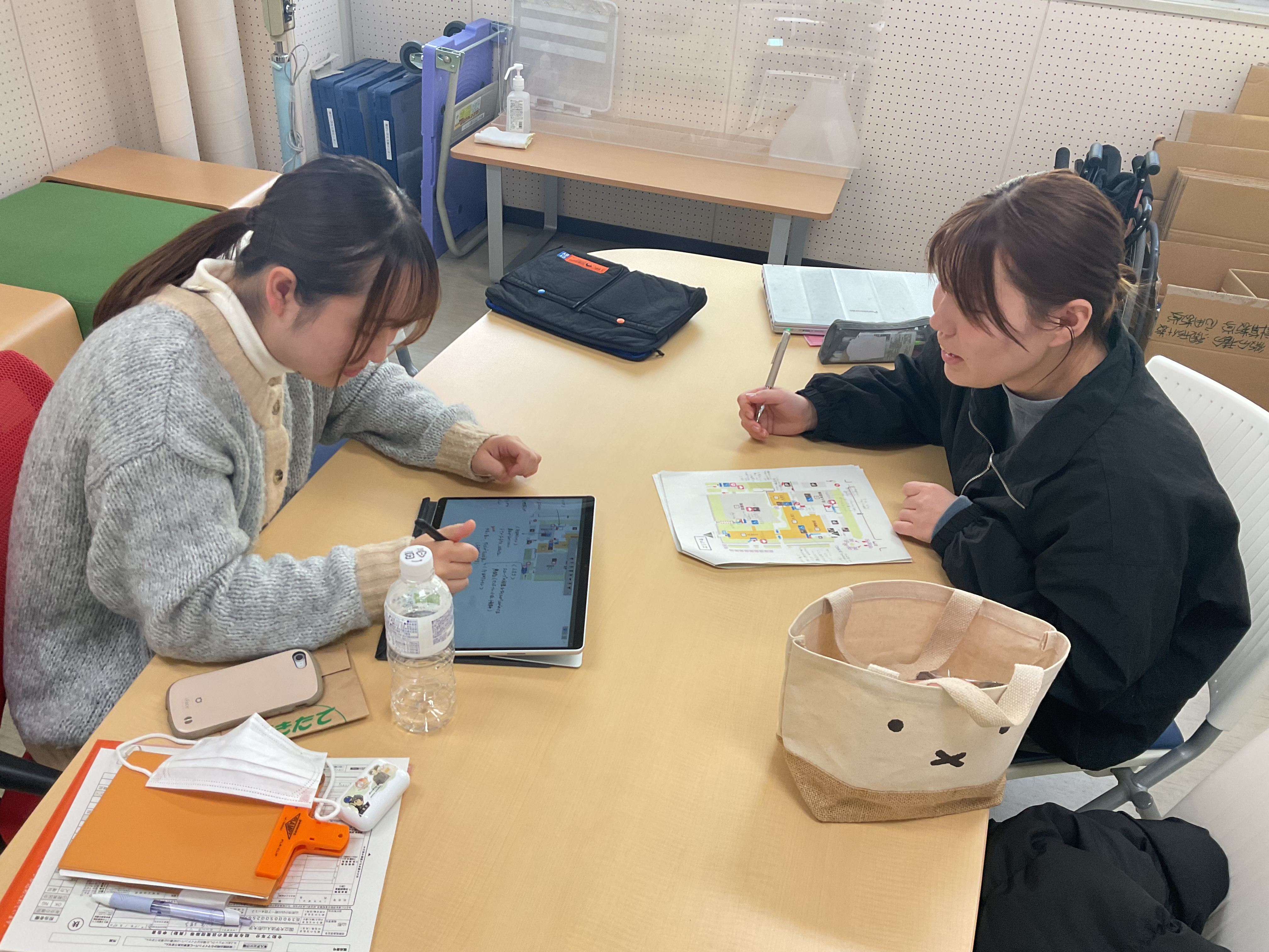 調査後、情報を整理しながら
　調査結果をまとめていますの画像