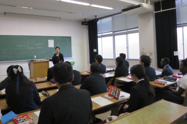 黒田先生の話を熱心に聴く参加者たちの画像