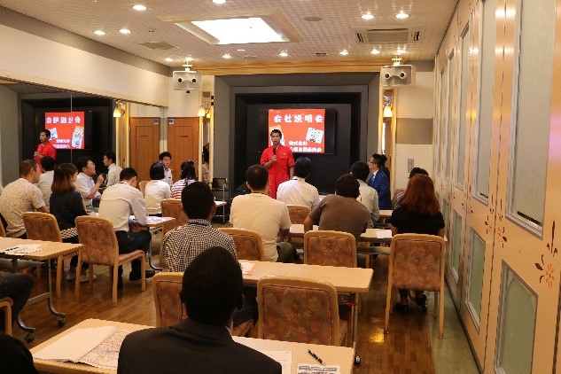 株式会社八幡自動車商会の外国人社員の話を聞く参加学生の画像