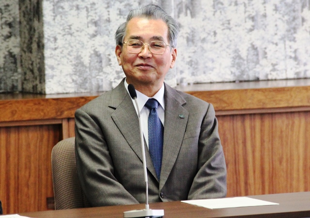 内定者の自己紹介を聴く小山学長の画像