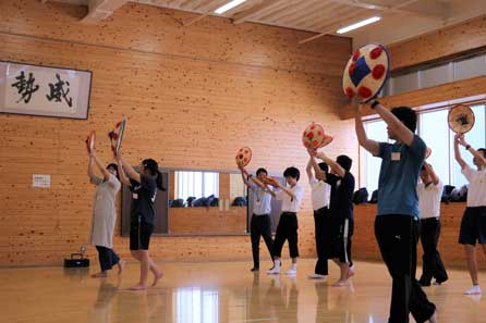 「表、裏」と動きを確認しながら踊る生徒たちの画像