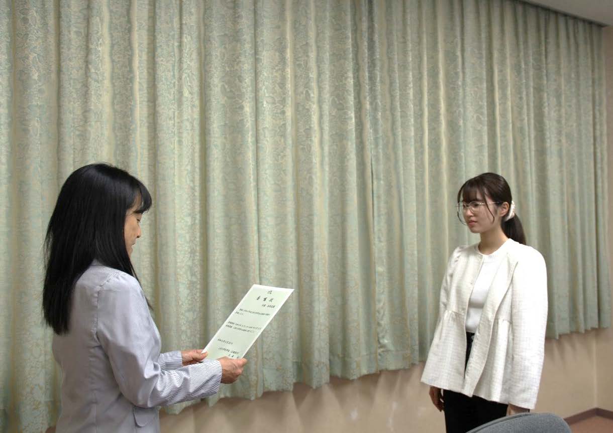 委嘱状を交付される学生広報部スタッフ大舘美依菜さんの画像