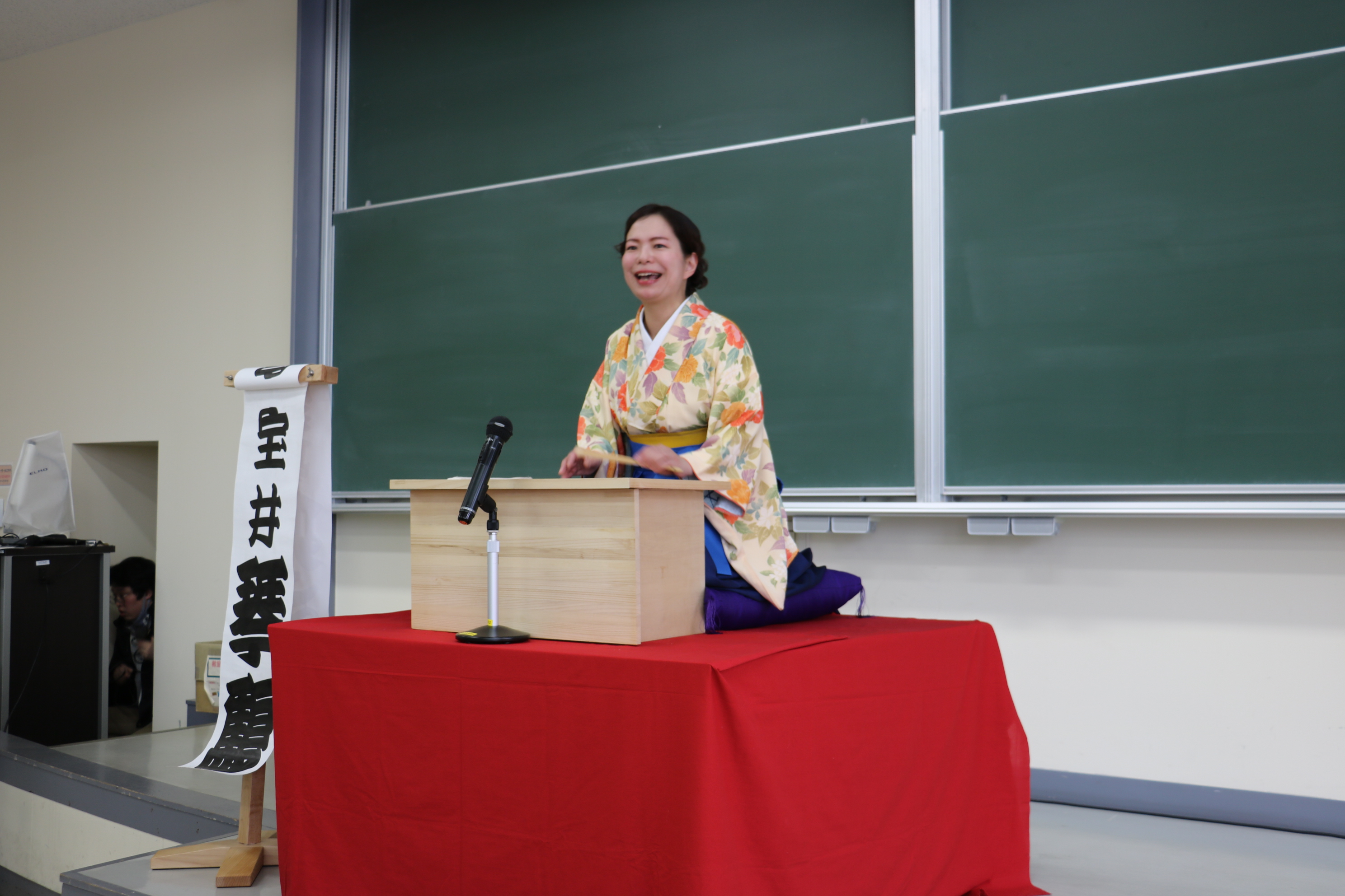 講談を披露される宝井琴鶴さんの画像