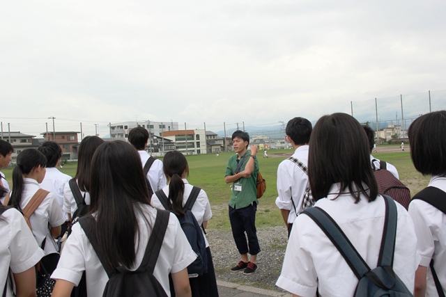 グラウンドでサークル活動を見学の画像