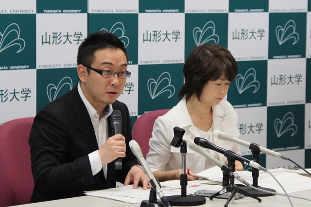 就職決定状況について説明する松坂暢浩准教授（左）、松田敦子就職支援室長（右）の画像