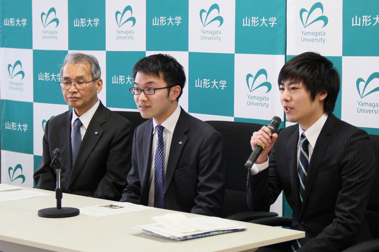 「創業体験プログラム」で社長を務めた岩渕さん（右）と担当した尻無濱准教授（中）の画像