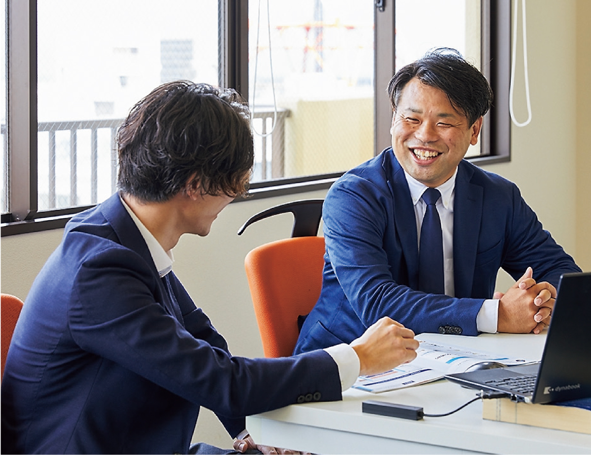 笑顔で厳しいアドバイスをする齋藤さん