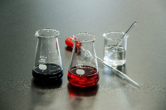 紫キャベツを使って酸性／アルカリ性を調べる実験の画像