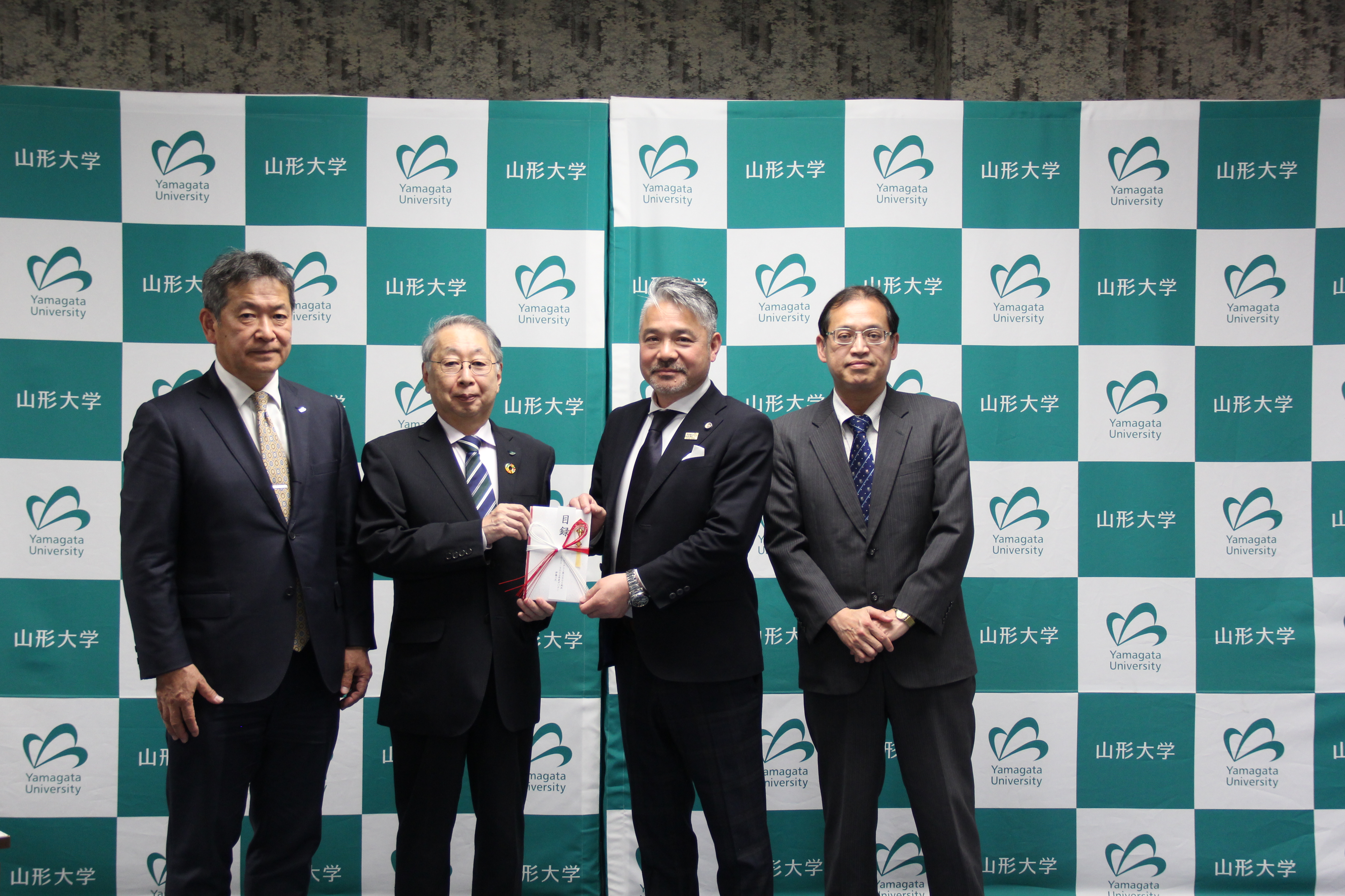 写真左から）村山秀樹副学長（国際担当）、玉手英利学長、国際ロータリー第2800地区　2023-2024年度ガバナー　伊藤三之様、尤銘煌教授（学士課程基盤教育院）の画像
