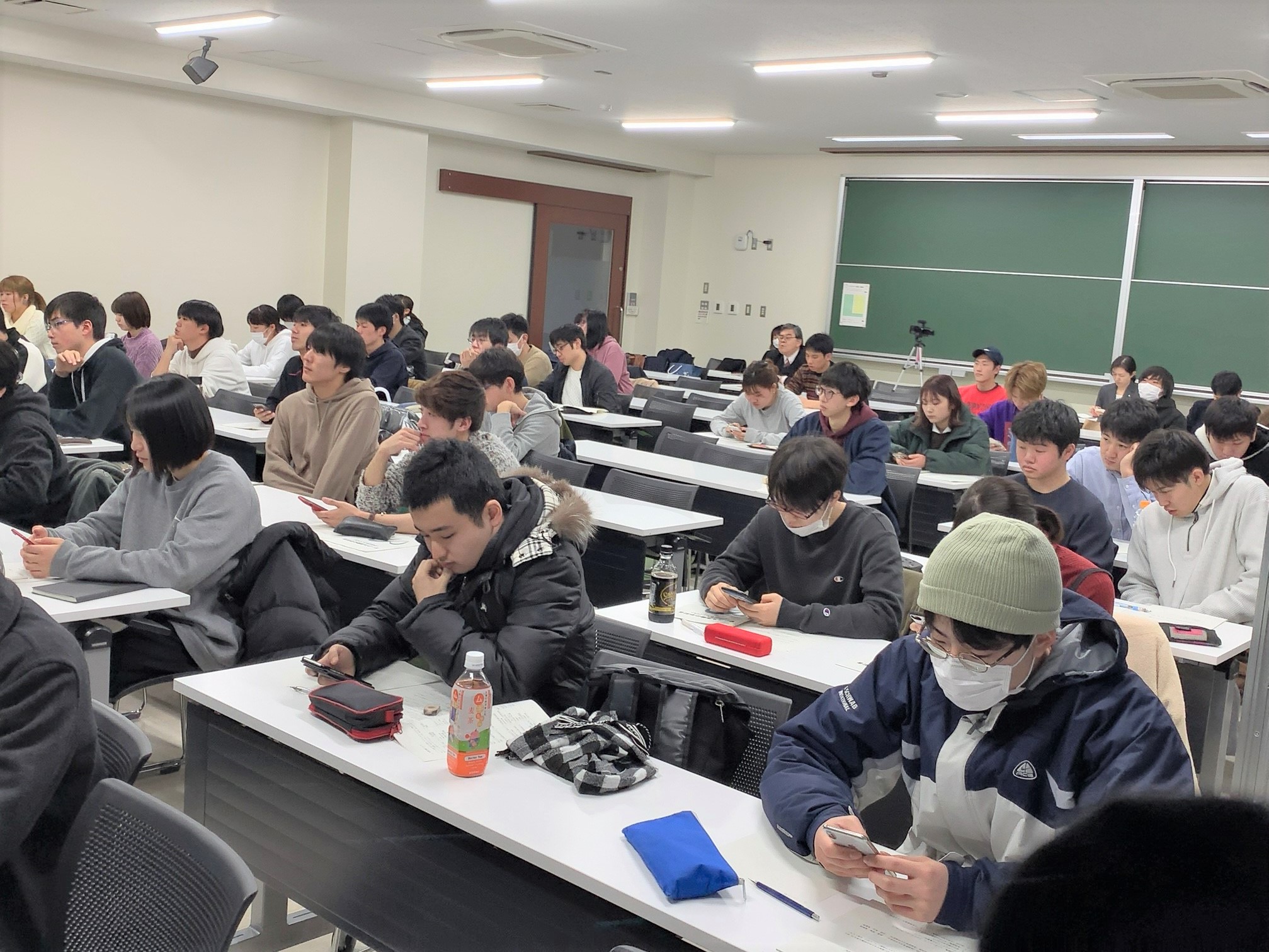 スマホでサークルの悩みを入力する学生の画像