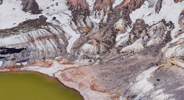 図２０　蔵王のお釜と五色川（右下の涸沢）（Google Earth 3D）の画像