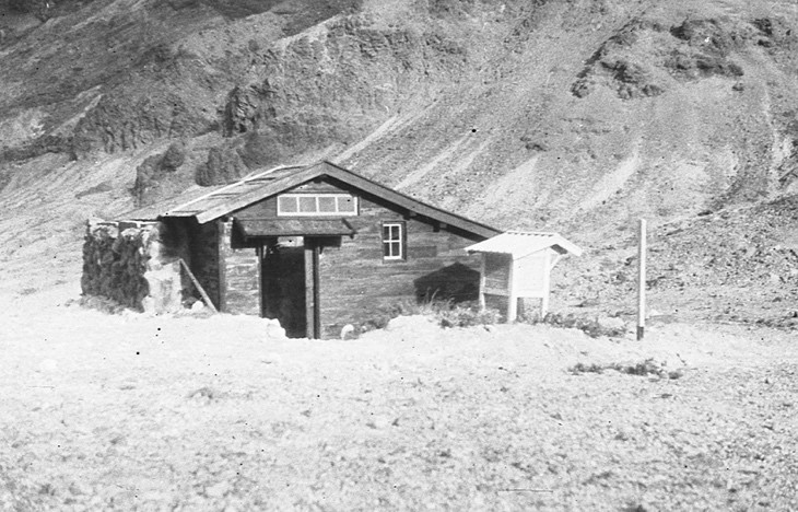 図７　蔵王火山共同研究所の入口、百葉箱の画像
