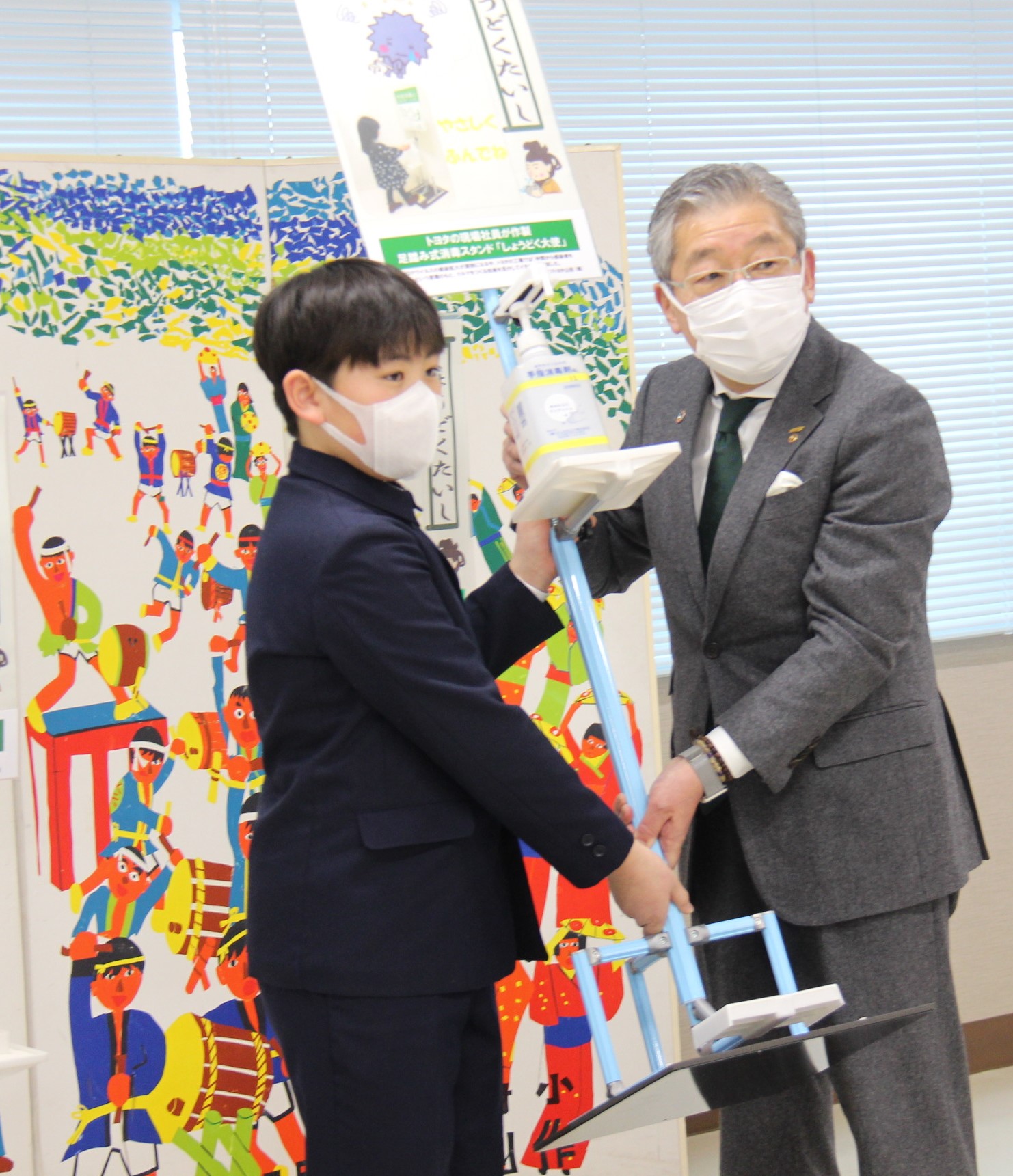児童代表の山川さんと髙橋修代表取締役社長の画像